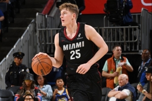 可圈可点！20号秀亚库乔尼斯12中7砍全队最高24分 三分9中5