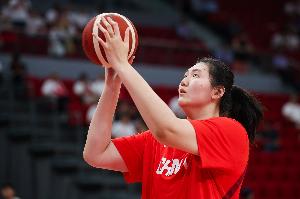 在二楼打球😂张子宇2米26&印尼最高球员1米83 双方相差43cm！