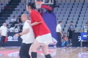 “心疼”教练3秒😅张子宇昨晚赛前与助教热身 不动如山角力获胜