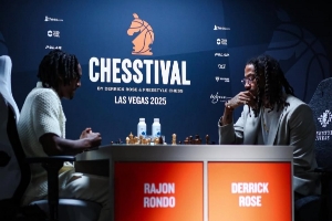 😎从球场杀到棋场？隆多和罗斯亮相“国际象棋节”现场进行对垒