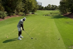 专注训练⛳️詹姆斯晒在维加斯打高尔夫：给我时间 我会做到的