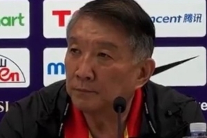 宫鲁鸣：双塔战术练得不多 今天通过实战来提升她们的默契程度