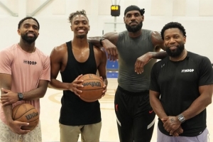 训练师晒合影：今早与詹姆斯和马克西进行了高强度细致的训练🏀
