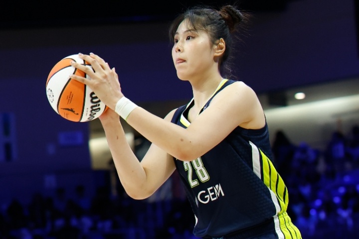 出场时间飞翼新低！李月汝8分钟5中1拿下3分3板2失误 佩奇22分！